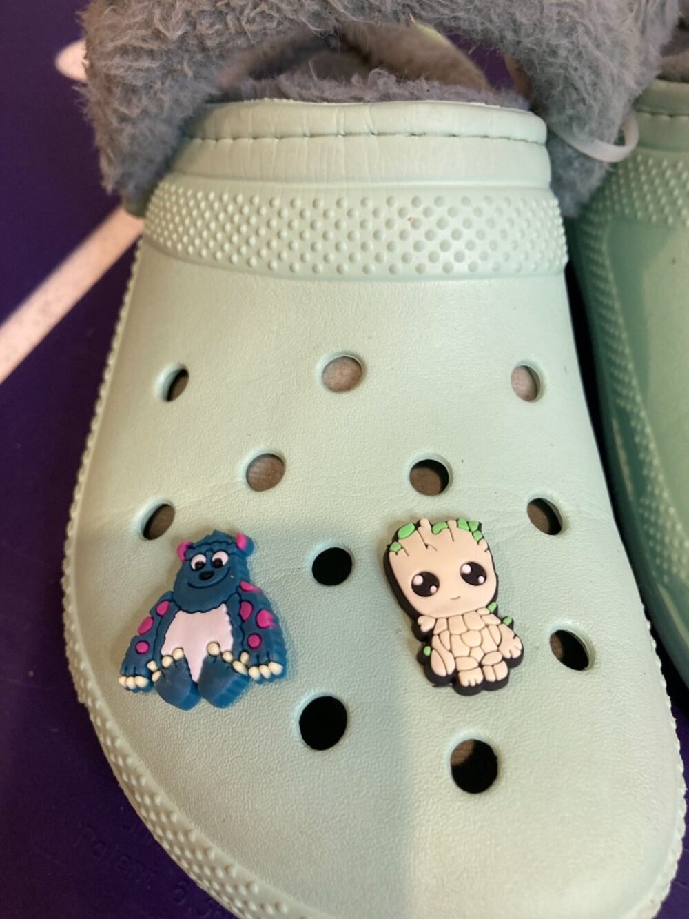 CROCS FUR LINED WOMENS SHOES WITH CHARMS SIZE 8 - Picture 4 of 7